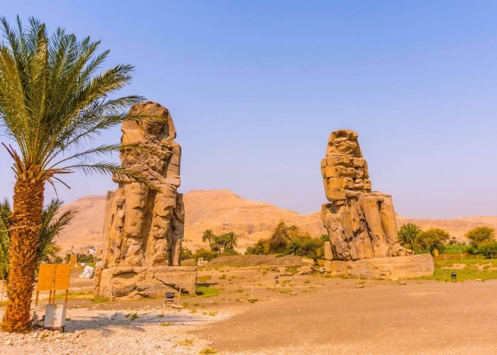 Couple Lors De Leur Visite Des Deux Statues De Memnon A Louxor