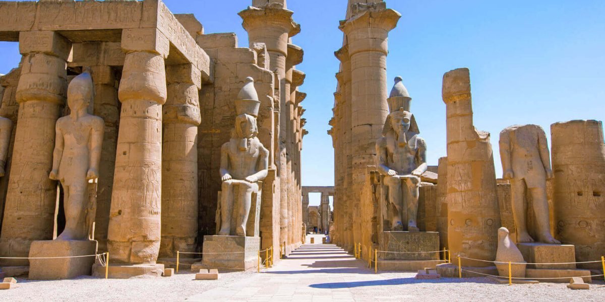 Les Magnifiques Statues Devant Lentree Du Temple De Louxor