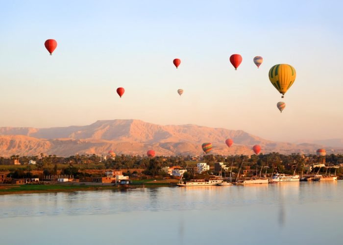 Photo Incroyable Dune Montgolfiere Au Dessus De La Magnifique Ville De Louxor