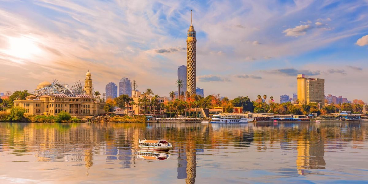 Tour Du Caire Avec Son Reflet Sur Le Fleuve Nil