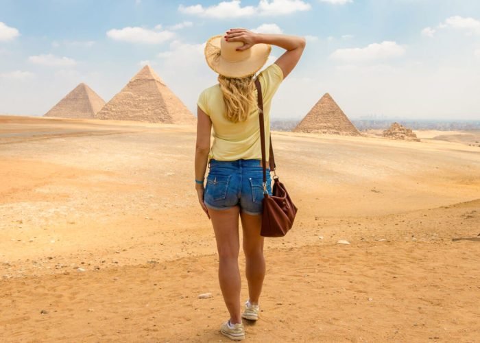 Une Belle Photo D Une Voyageuse Solitaire Devant Les Pyramides