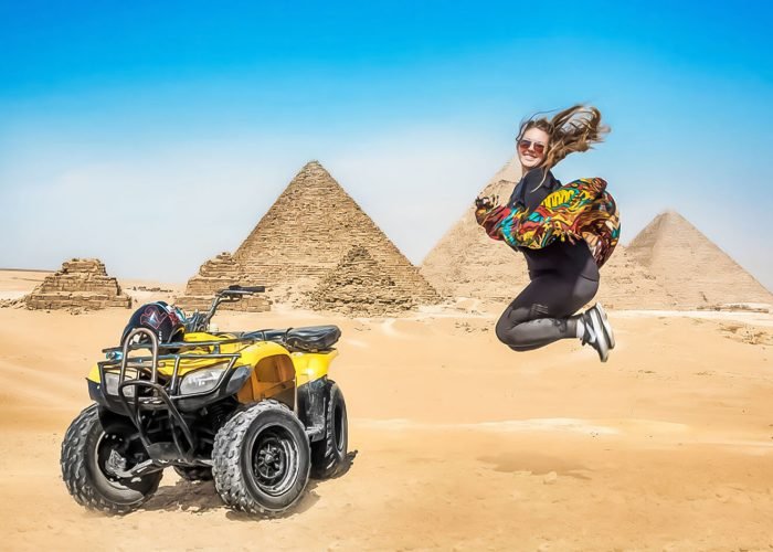 Une Magnifique Photo Dun Touriste Avec Un Quad Devant Les Pyramides De Gizeh