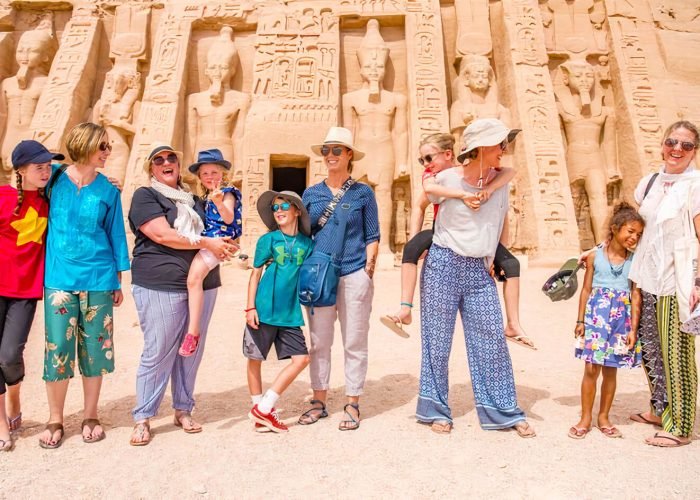 Une Magnifique Photo Dune Famille Devant Le Temple Dabou Simbel