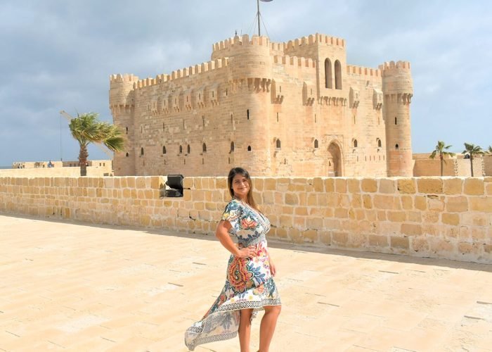 Une Magnifique Photo Dune Fille Devant La Citadelle De Qaitbay A Alexandrie