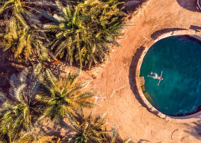 Une Photo Merveilleuse D Un Voyageur De L Un Des Sources Merveilleuses De Siwa