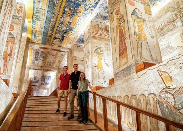Une Superbe Photo De Quelques Touristes A Linterieur De La Vallee Des Rois A Louxor