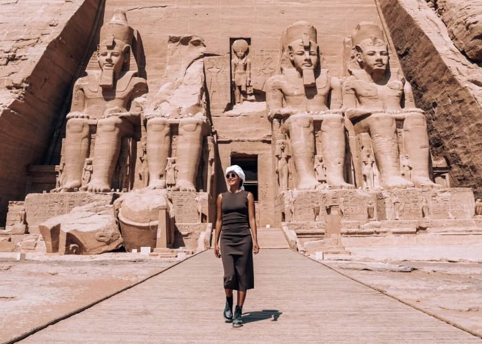 Une Image Merveilleuse D Une Femme Devant Le Temple D Abou Simbel